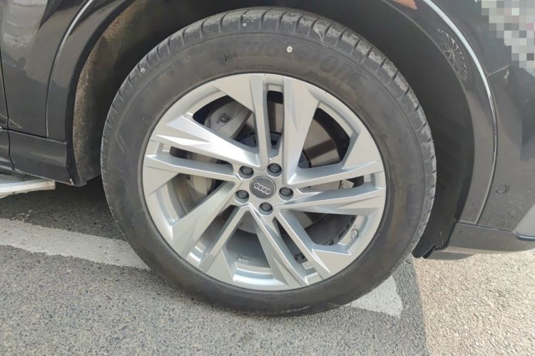 Used Audi Q7 2021 45 TFSI quattro S line Sport model Right Front Wheel Hub