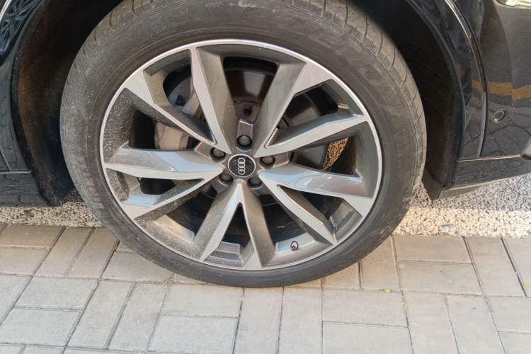 Used Audi Q7 2021 55 TFSI quattro S line Sport model Right Front Wheel Hub