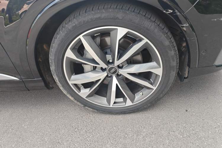 Used Audi Q7 2021 55 TFSI quattro S line Sport model Right Front Wheel Hub