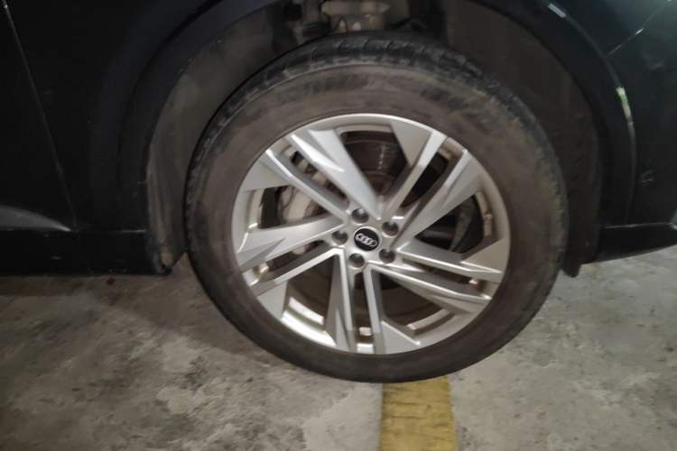 Used Audi Q7 2021 45 TFSI quattro S line Sport model Right Front Wheel Hub