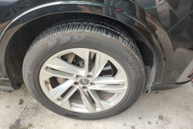 Used Audi Q7 2021 45 TFSI quattro S line Sport model Right Front Wheel Hub