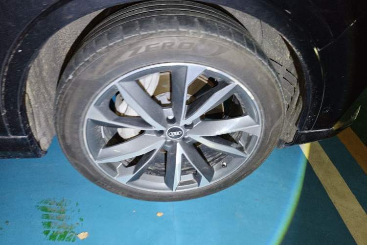 Used Audi Q7 2021 55 TFSI quattro S line Sport model Right Front Wheel Hub