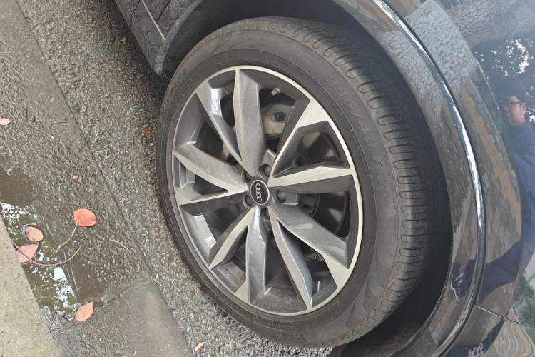 Used Audi Q7 2021 55 TFSI quattro S line Sport model Right Front Wheel Hub