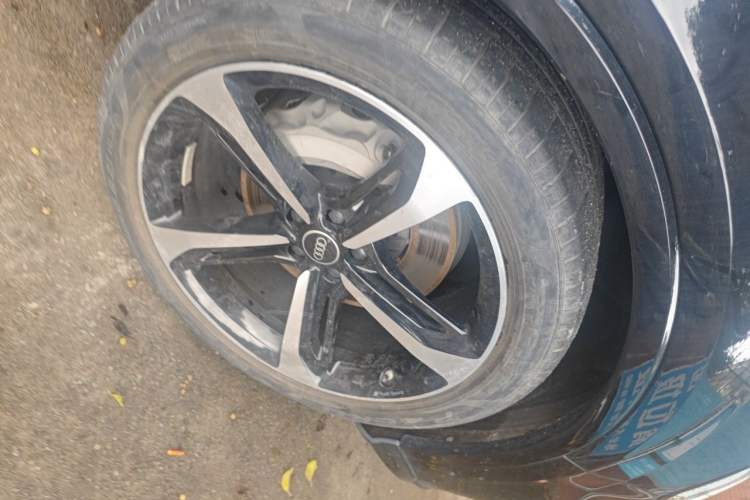 Used Audi Q7 2021 55 TFSI quattro S line Sport model Right Front Wheel Hub