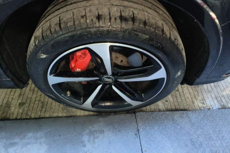 Used Audi Q7 2021 55 TFSI quattro S line Sport model Right Front Wheel Hub