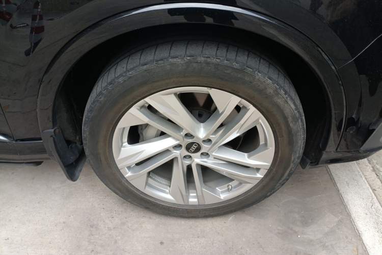 Used Audi Q7 2021 45 TFSI quattro S line Sport model Right Front Wheel Hub