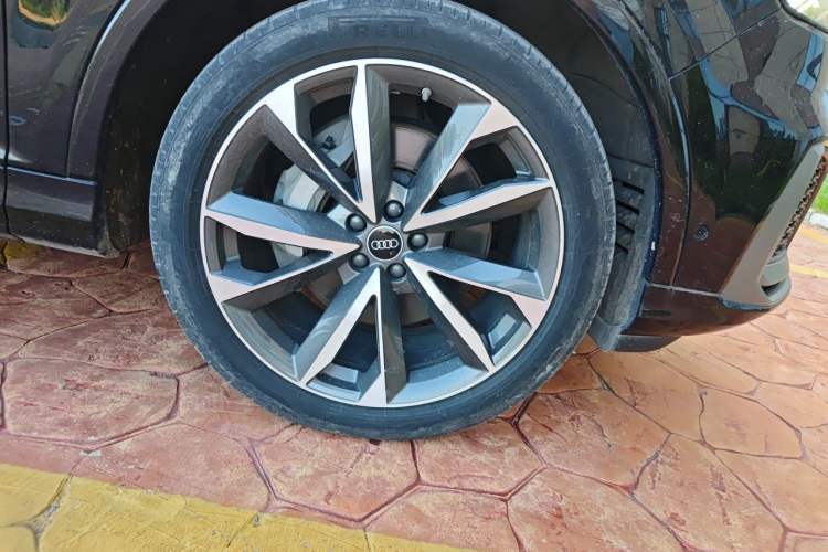 Used Audi Q7 2021 55 TFSI quattro S line Sport model Right Front Wheel Hub