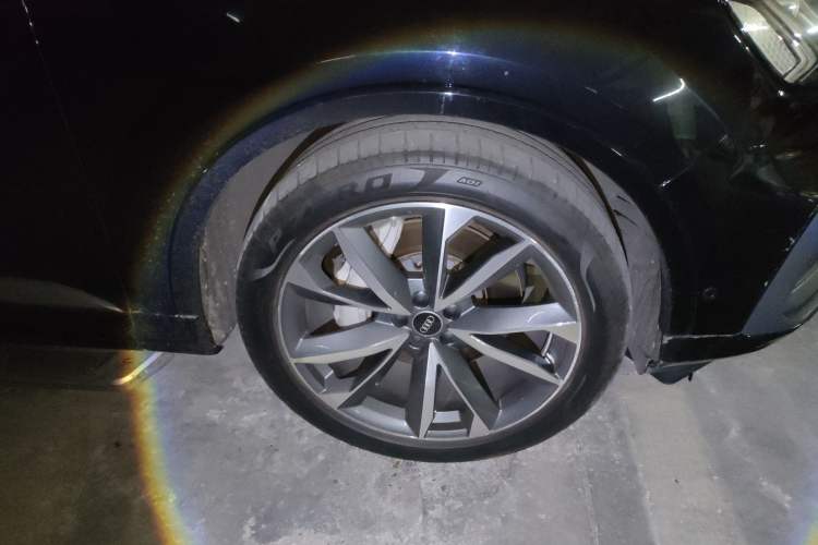 Used Audi Q7 2021 55 TFSI quattro S line Sport model Right Front Wheel Hub