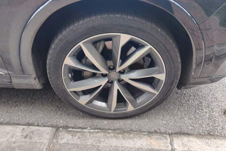 Used Audi Q7 2021 55 TFSI quattro S line Sport model Right Front Wheel Hub