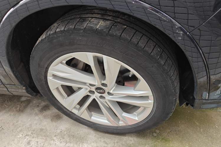 Used Audi Q7 2021 45 TFSI quattro S line Sport model Right Front Wheel Hub
