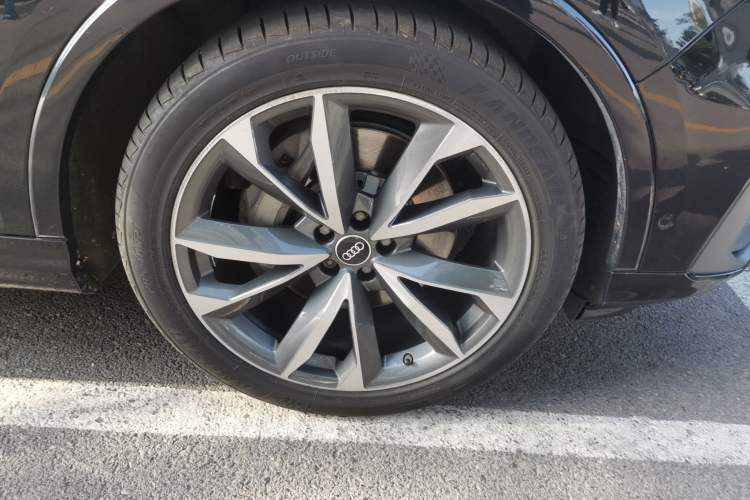 Used Audi Q7 2021 55 TFSI quattro S line Sport model Right Front Wheel Hub