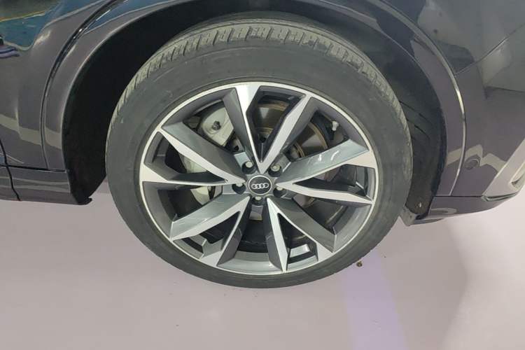 Used Audi Q7 2021 55 TFSI quattro S line Sport model Right Front Wheel Hub