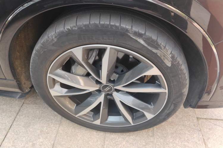 Used Audi Q7 2021 55 TFSI quattro S line Sport model Right Front Wheel Hub