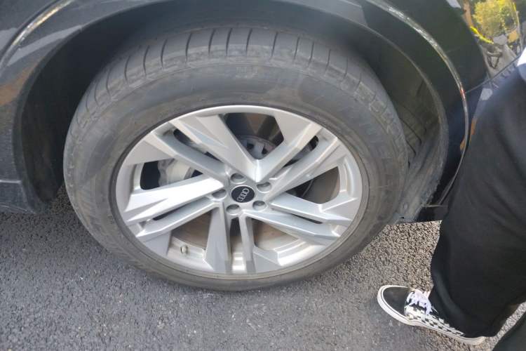 Used Audi Q7 2021 45 TFSI quattro S line Sport model Right Front Wheel Hub