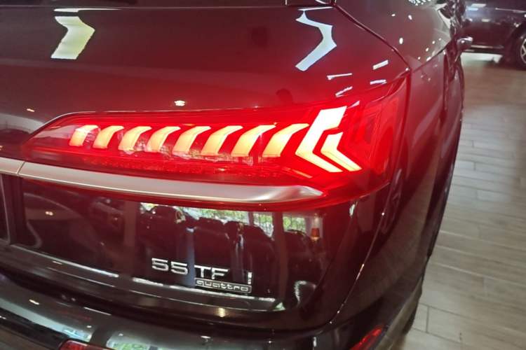 Used Audi Q7 2021 55 TFSI quattro S line Sport model Right Rear Taillight