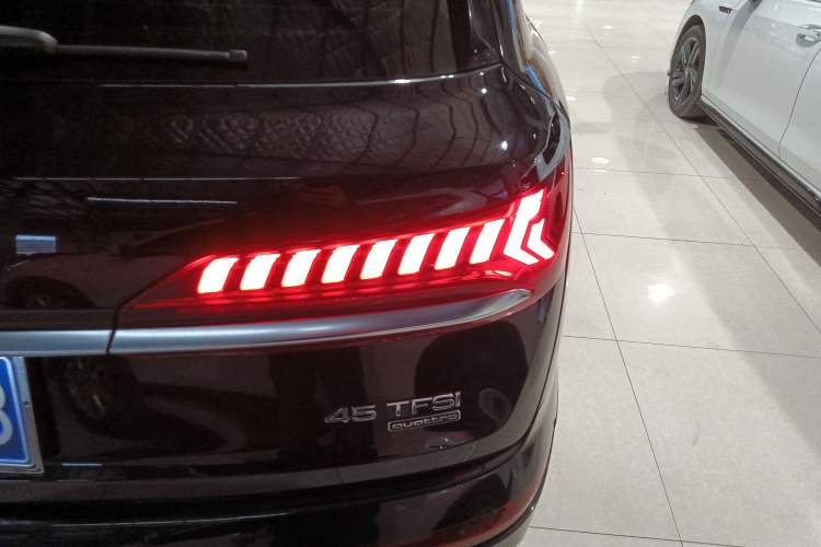 Used Audi Q7 2021 45 TFSI quattro S line Sport model Right Rear Taillight