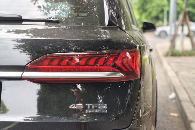 Used Audi Q7 2021 45 TFSI quattro S line Sport model Right Rear Taillight