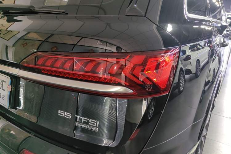 Used Audi Q7 2021 55 TFSI quattro S line Sport model Right Rear Taillight