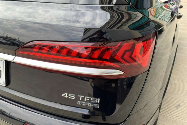 Used Audi Q7 2021 45 TFSI quattro S line Sport model Right Rear Taillight