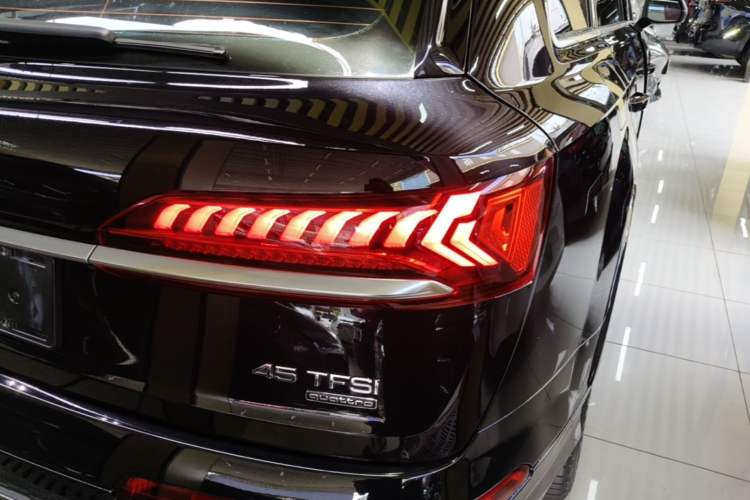 Used Audi Q7 2021 45 TFSI quattro S line Sport model Right Rear Taillight