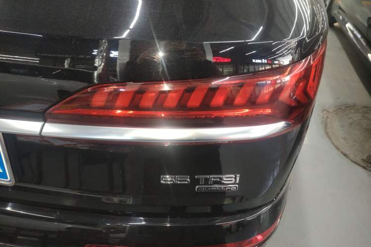 Used Audi Q7 2021 55 TFSI quattro S line Sport model Right Rear Taillight