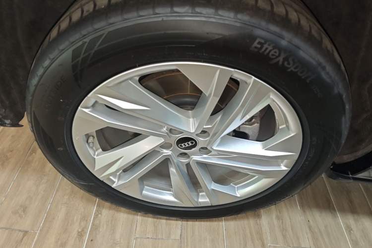 Used Audi Q7 2021 55 TFSI quattro S line Sport model Right Rear Wheel Hub