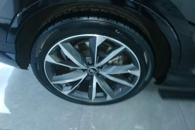Used Audi Q7 2021 55 TFSI quattro S line Sport model Right Rear Wheel Hub