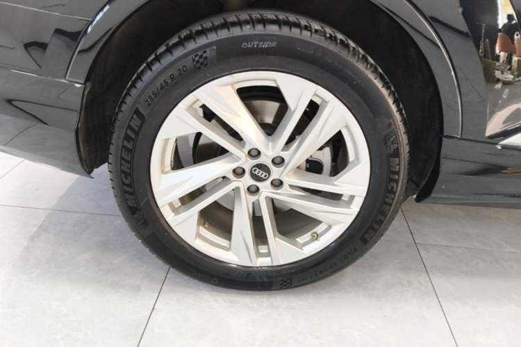 Used Audi Q7 2021 45 TFSI quattro S line Sport model Right Rear Wheel Hub