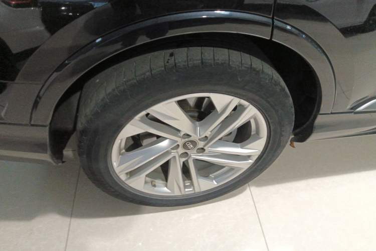 Used Audi Q7 2021 45 TFSI quattro S line Sport model Right Rear Wheel Hub