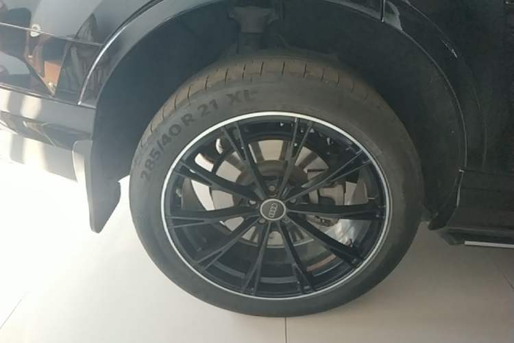 Used Audi Q7 2021 55 TFSI quattro S line Sport model Right Rear Wheel Hub
