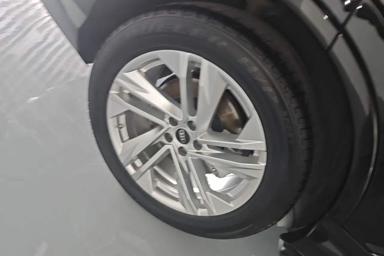 Used Audi Q7 2021 45 TFSI quattro S line Sport model Right Rear Wheel Hub