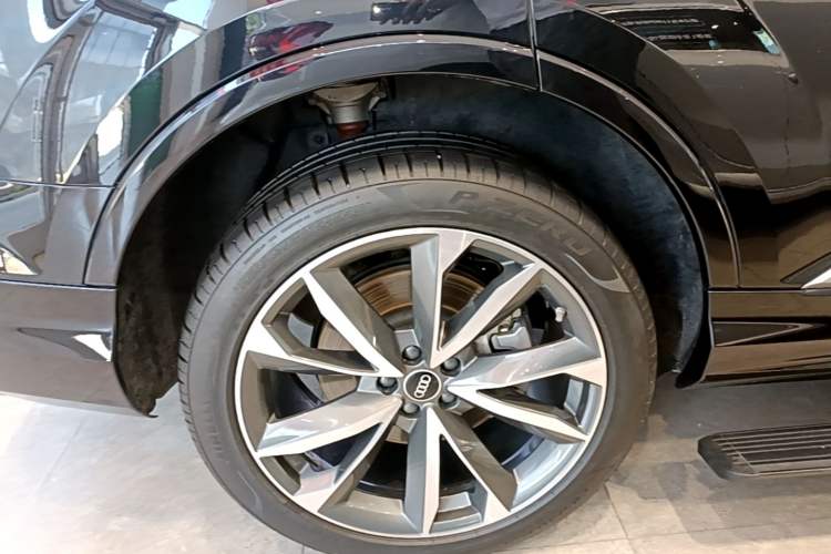 Used Audi Q7 2021 55 TFSI quattro S line Sport model Right Rear Wheel Hub