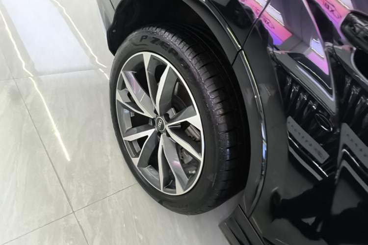 Used Audi Q7 2021 55 TFSI quattro S line Sport model Right Rear Wheel Hub