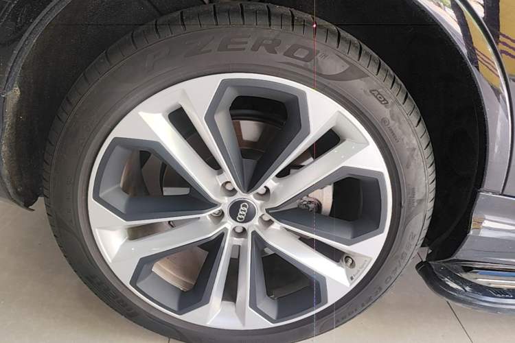 Used Audi Q7 2021 55 TFSI quattro S line Sport model Right Rear Wheel Hub