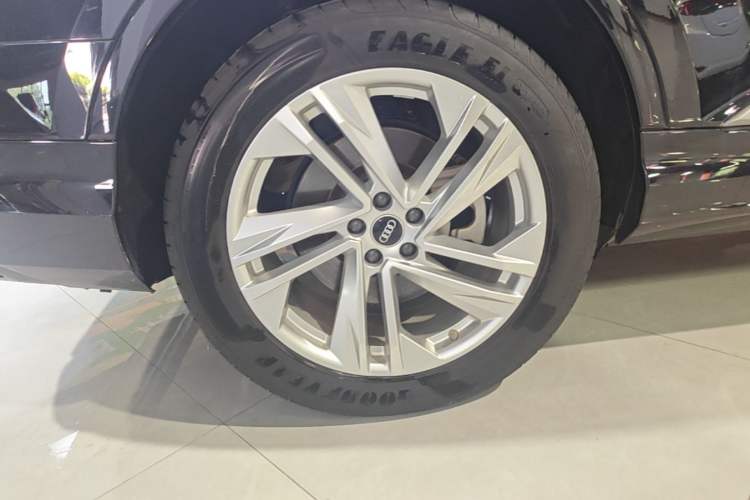 Used Audi Q7 2021 45 TFSI quattro S line Sport model Right Rear Wheel Hub