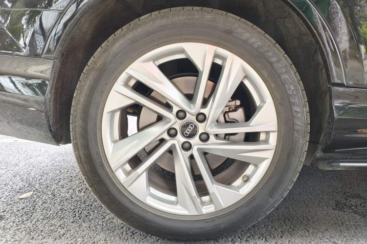Used Audi Q7 2021 45 TFSI quattro S line Sport model Right Rear Wheel Hub