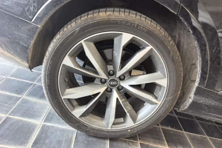 Used Audi Q7 2021 55 TFSI quattro S line Sport model Right Rear Wheel Hub