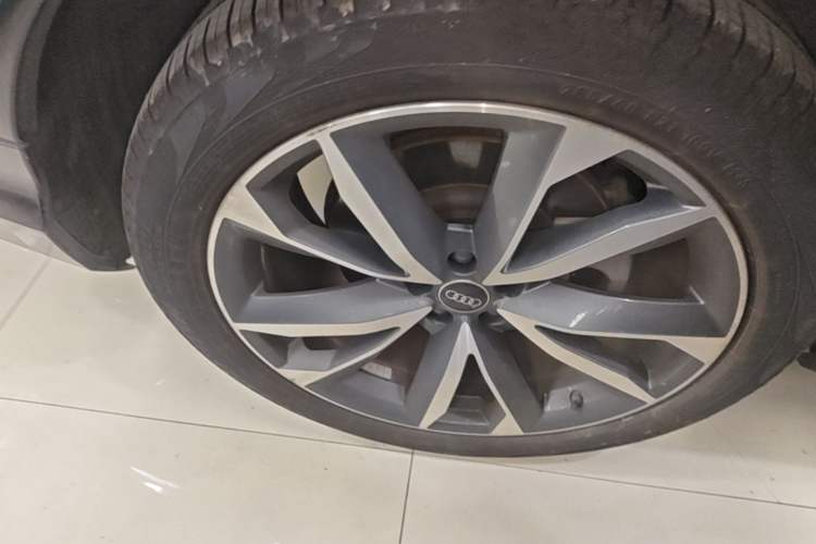Used Audi Q7 2021 55 TFSI quattro S line Sport model Right Rear Wheel Hub