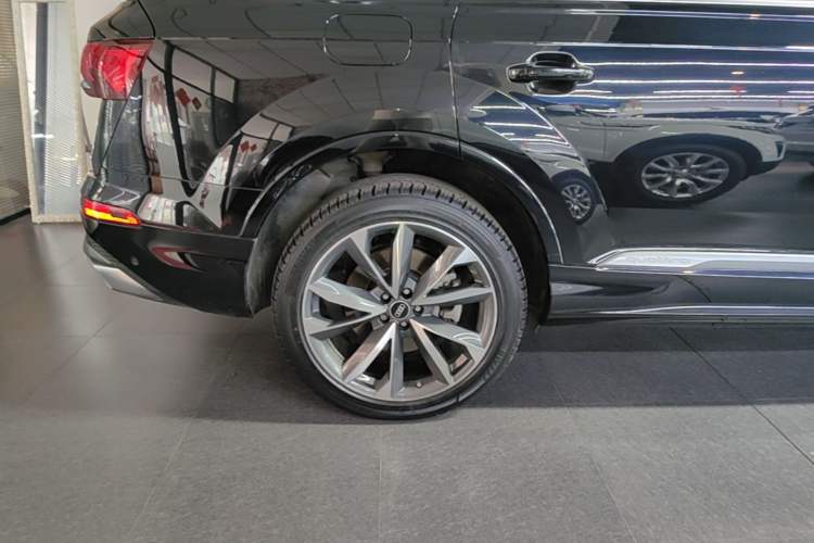 Used Audi Q7 2021 55 TFSI quattro S line Sport model Right Rear Wheel Hub