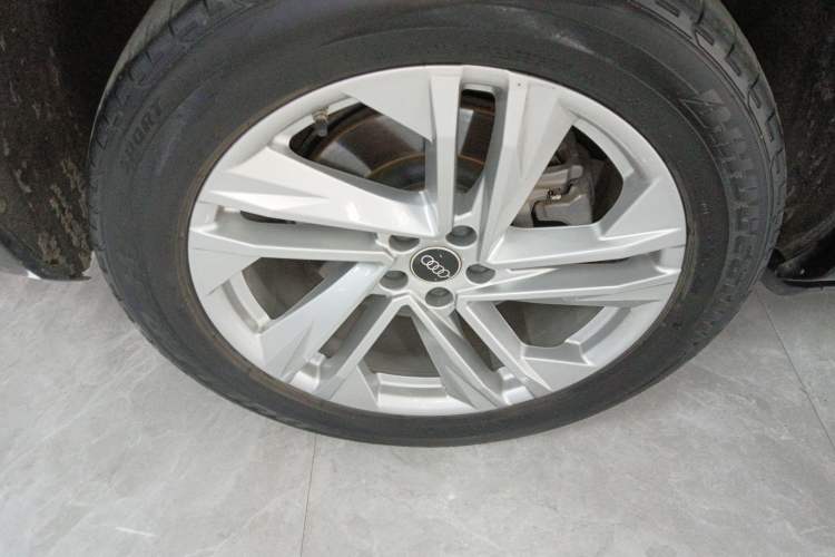 Used Audi Q7 2021 45 TFSI quattro S line Sport model Right Rear Wheel Hub