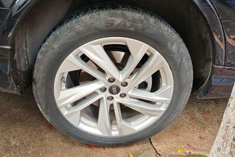 Used Audi Q7 2021 45 TFSI quattro S line Sport model Right Rear Wheel Hub
