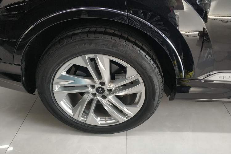 Used Audi Q7 2021 45 TFSI quattro S line Sport model Right Rear Wheel Hub