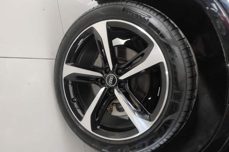 Used Audi Q7 2021 55 TFSI quattro S line Sport model Right Rear Wheel Hub