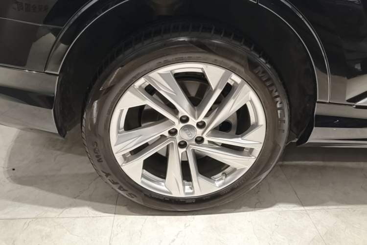 Used Audi Q7 2021 45 TFSI quattro S line Sport model Right Rear Wheel Hub