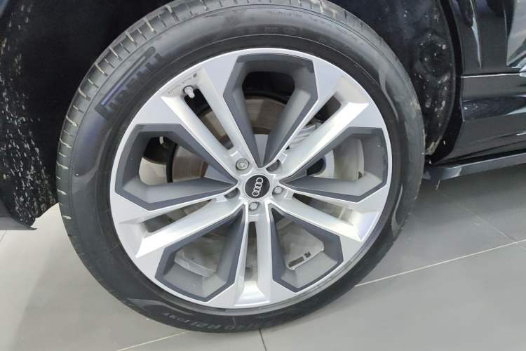 Used Audi Q7 2021 55 TFSI quattro S line Prestige Edition Right Rear Wheel Hub