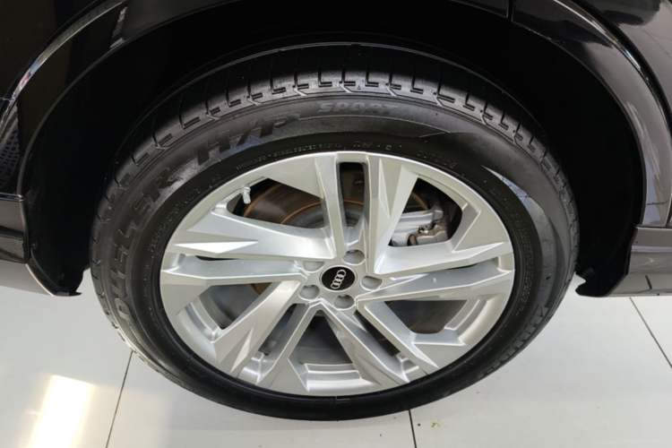 Used Audi Q7 2021 45 TFSI quattro S line Sport model Right Rear Wheel Hub