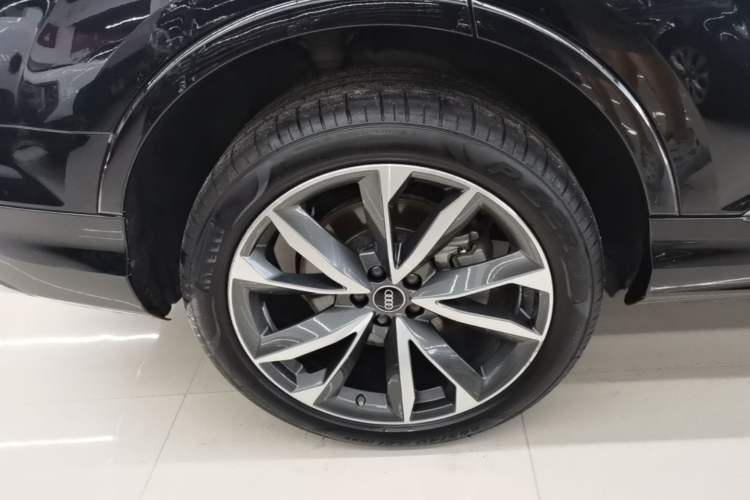 Used Audi Q7 2021 55 TFSI quattro S line Sport model Right Rear Wheel Hub