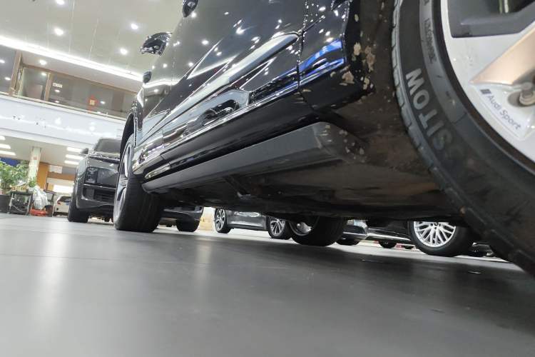 Used Audi Q7 2021 55 TFSI quattro S line Prestige Edition Right Side Sill