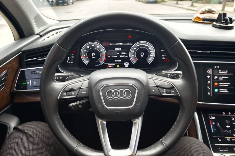 Used Audi Q7 2021 45 TFSI quattro S line Sport model Steering Wheel