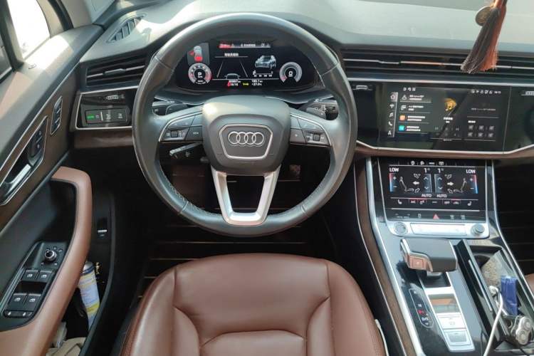 Used Audi Q7 2021 45 TFSI quattro S line Sport model Steering Wheel